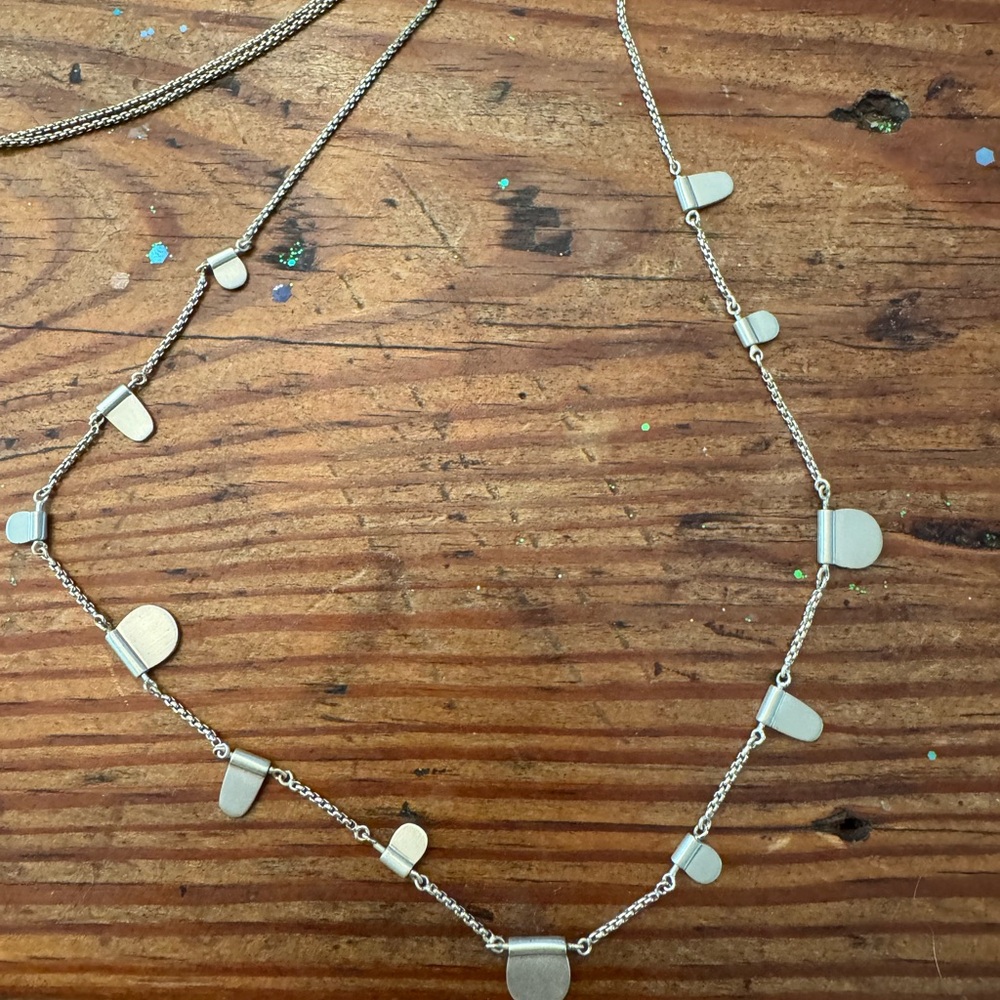 Elegant Gold Necklace with Geometric Accents